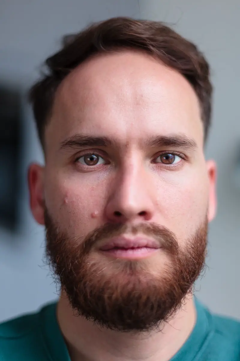 mans face in close up photography