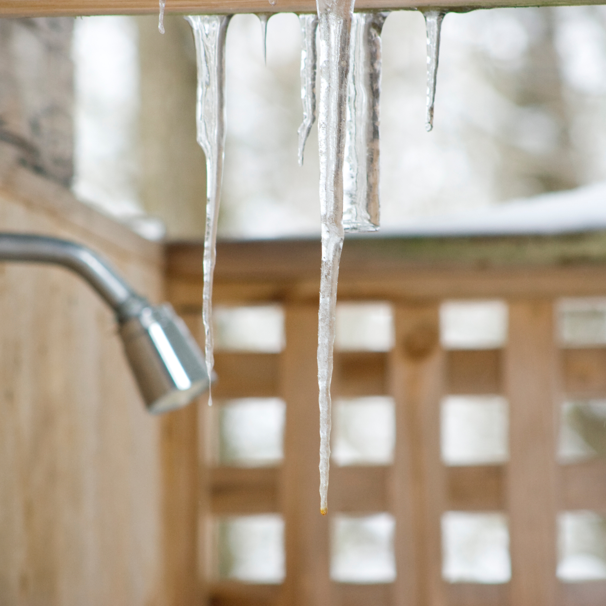 Does hot water worsen seborrheic dermatitis?